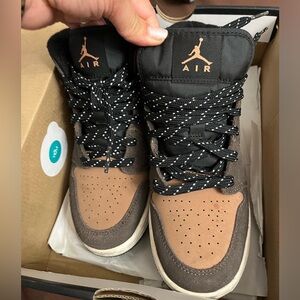 Air Jordan 1 mid SE dark chocolate in good condition wore twice